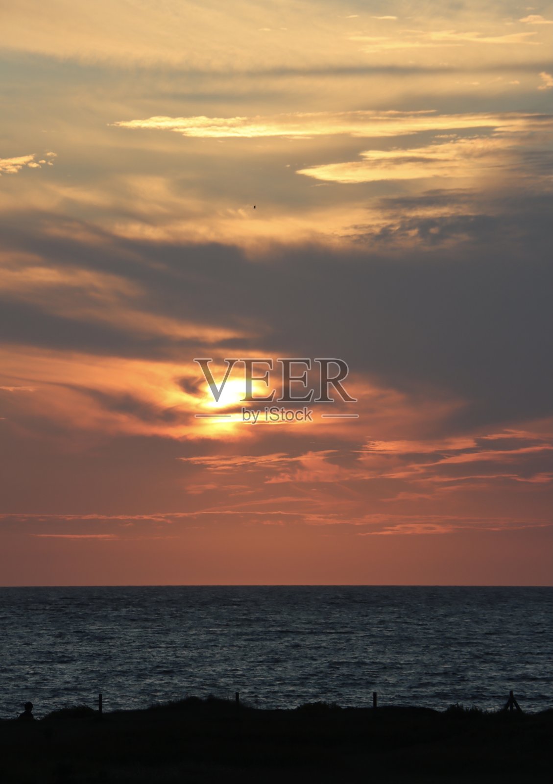 眼睛在夕阳的天空照片摄影图片