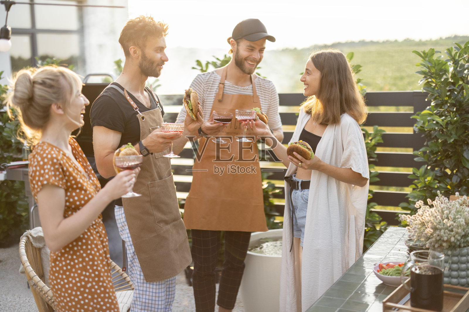 朋友们在户外喝酒庆祝照片摄影图片