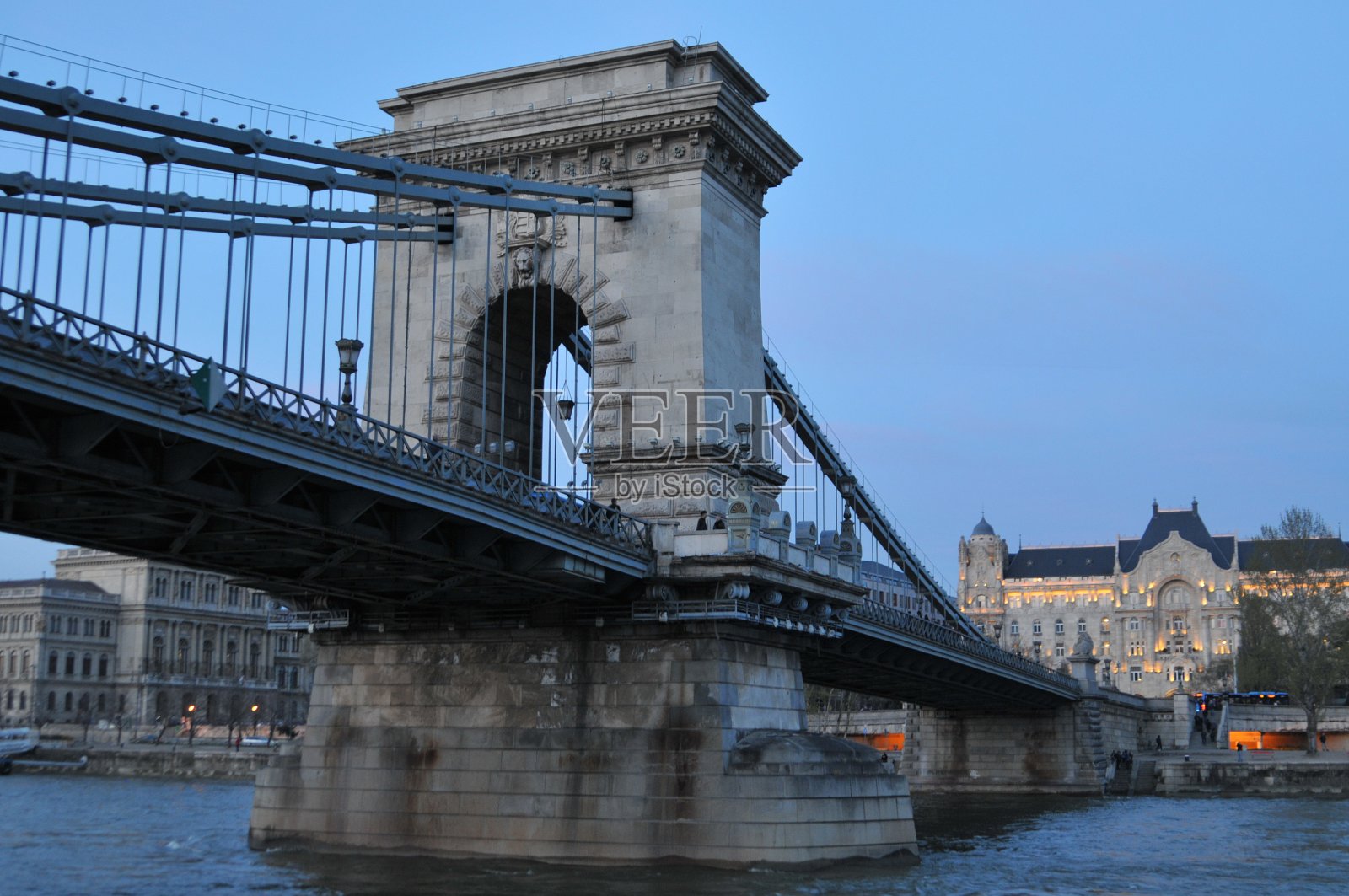 匈牙利布达佩斯的多瑙河上的斯奇尼兰奇德铁链桥照片摄影图片