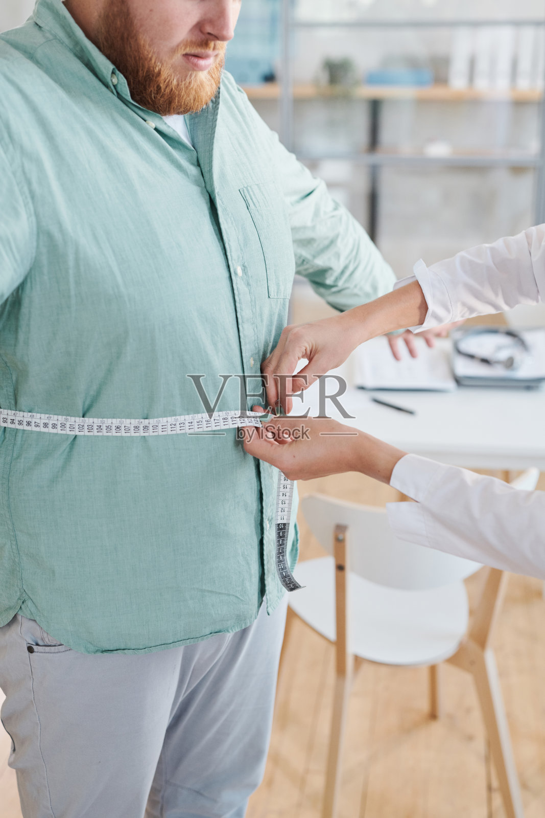 一个正在减肥的男人照片摄影图片