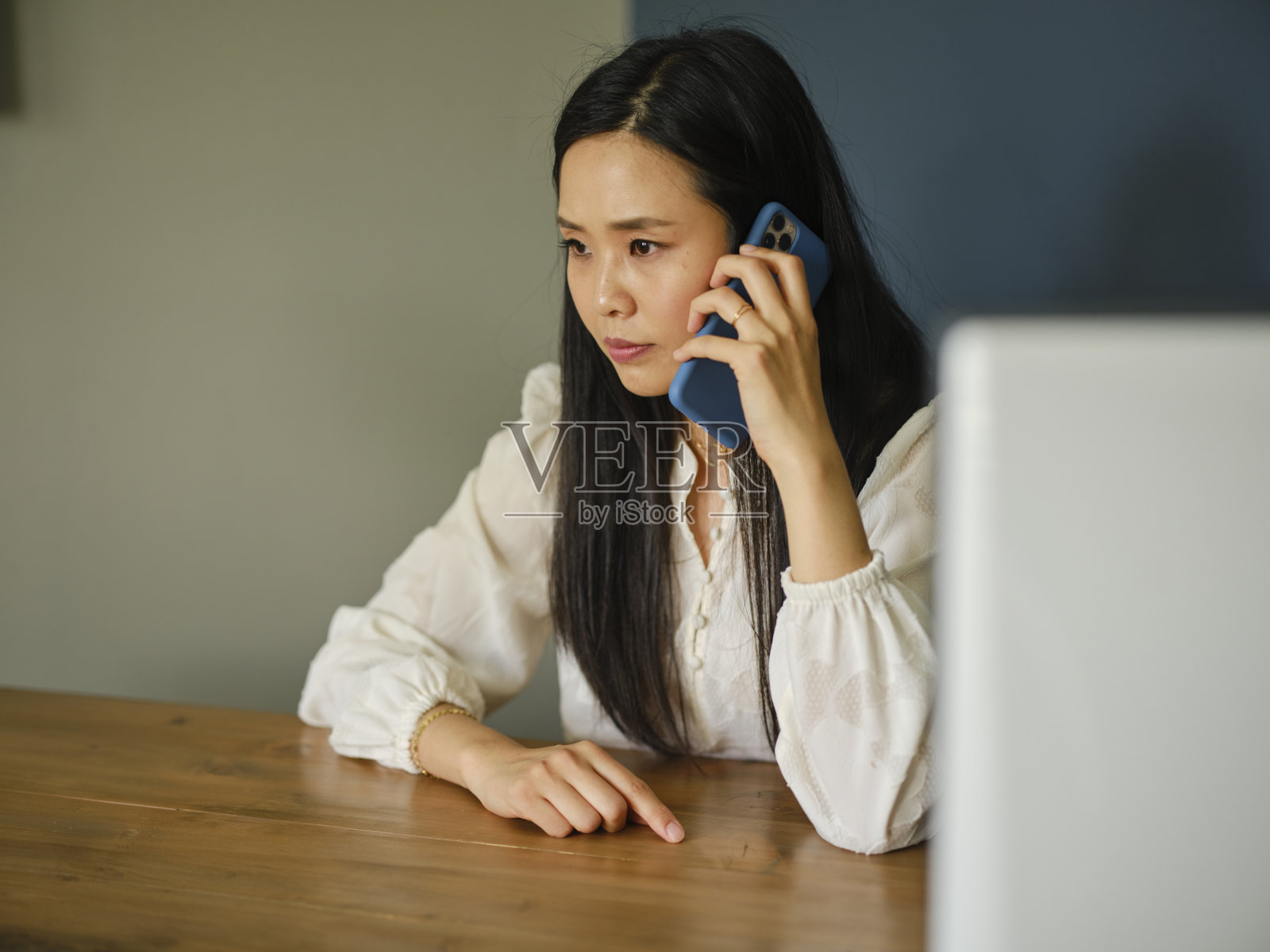 亚洲女人在打电话照片摄影图片