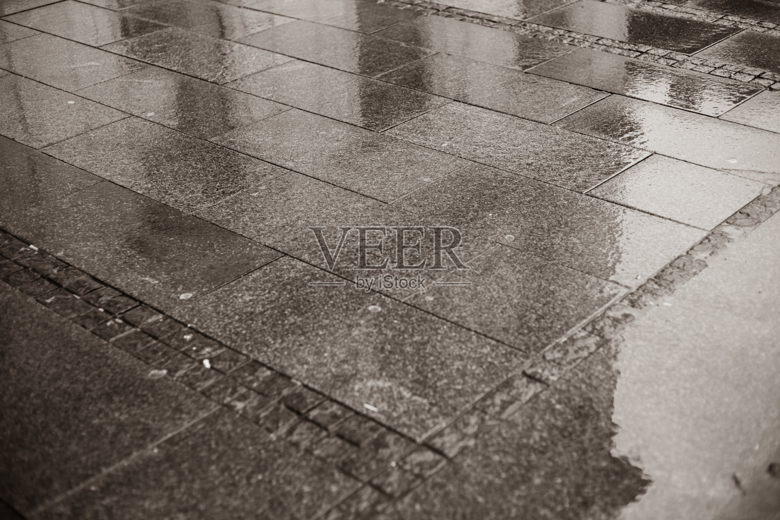 映照在城市街道上的剪影照片摄影图片