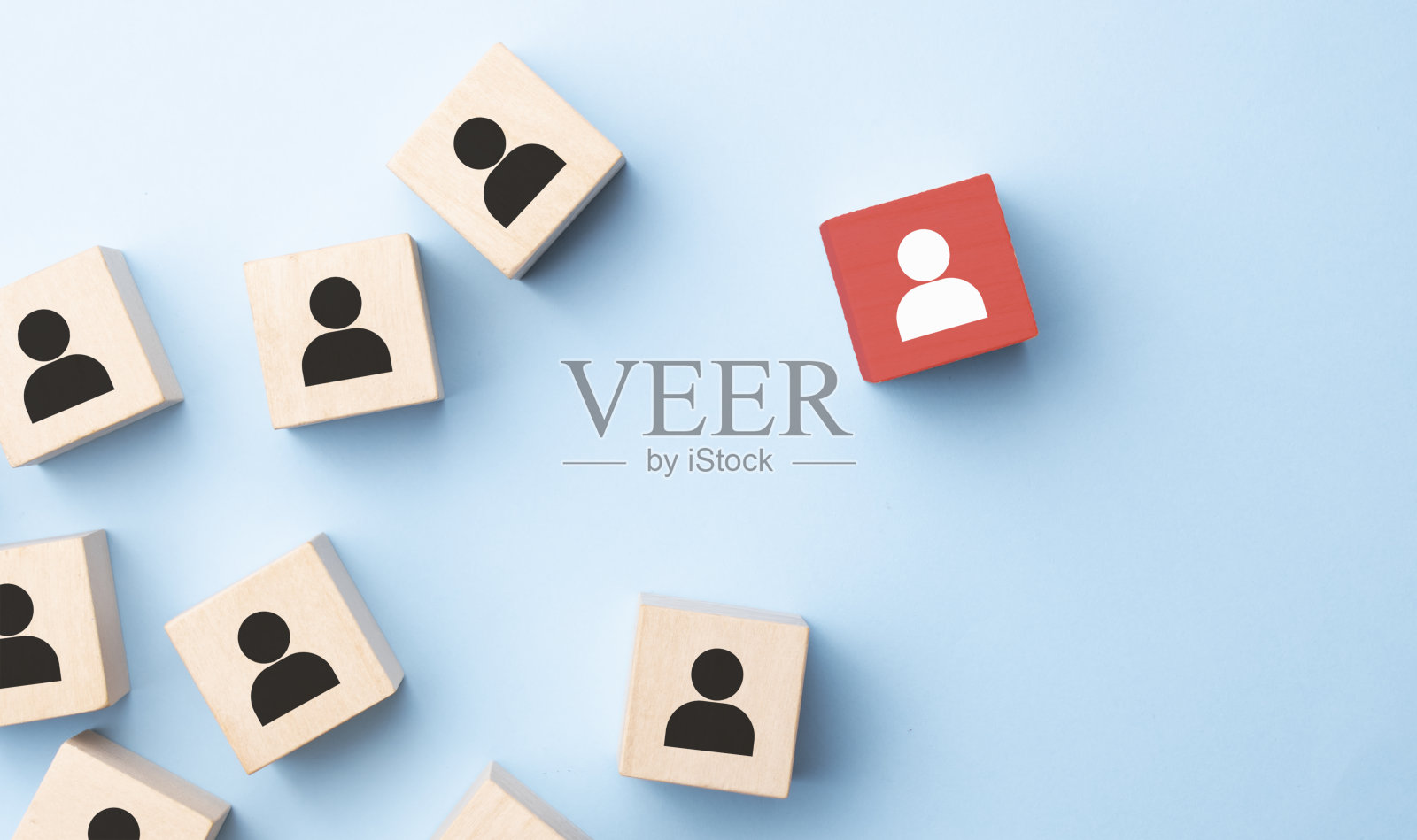 蓝色背景下，红色木方与人物图标从人群中脱颖而出。不同的意见，不同的观点和不同的概念照片摄影图片