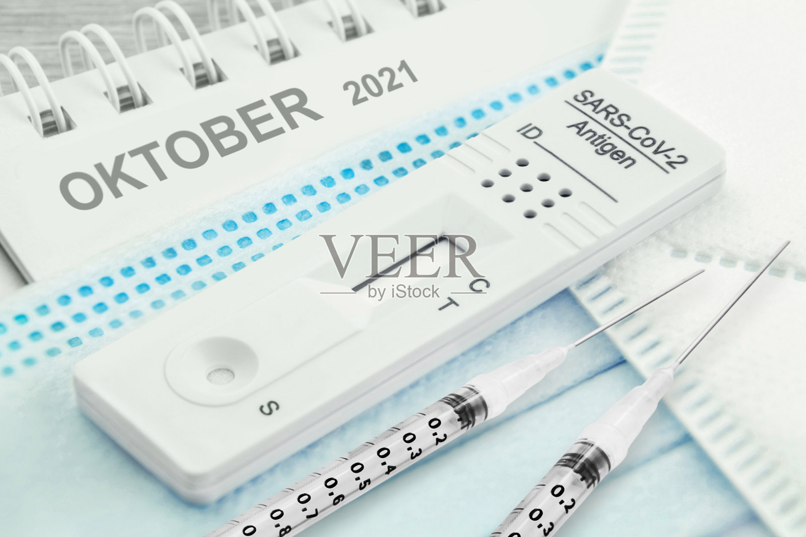 冠状病毒抗原检测和日历2021年10月两次注射照片摄影图片
