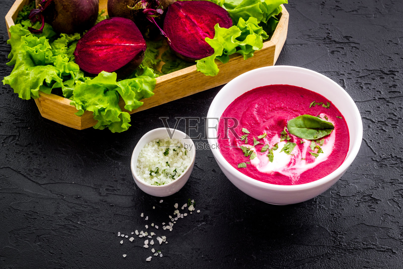 自制夏季甜菜汤用生甜菜根和绿叶照片摄影图片