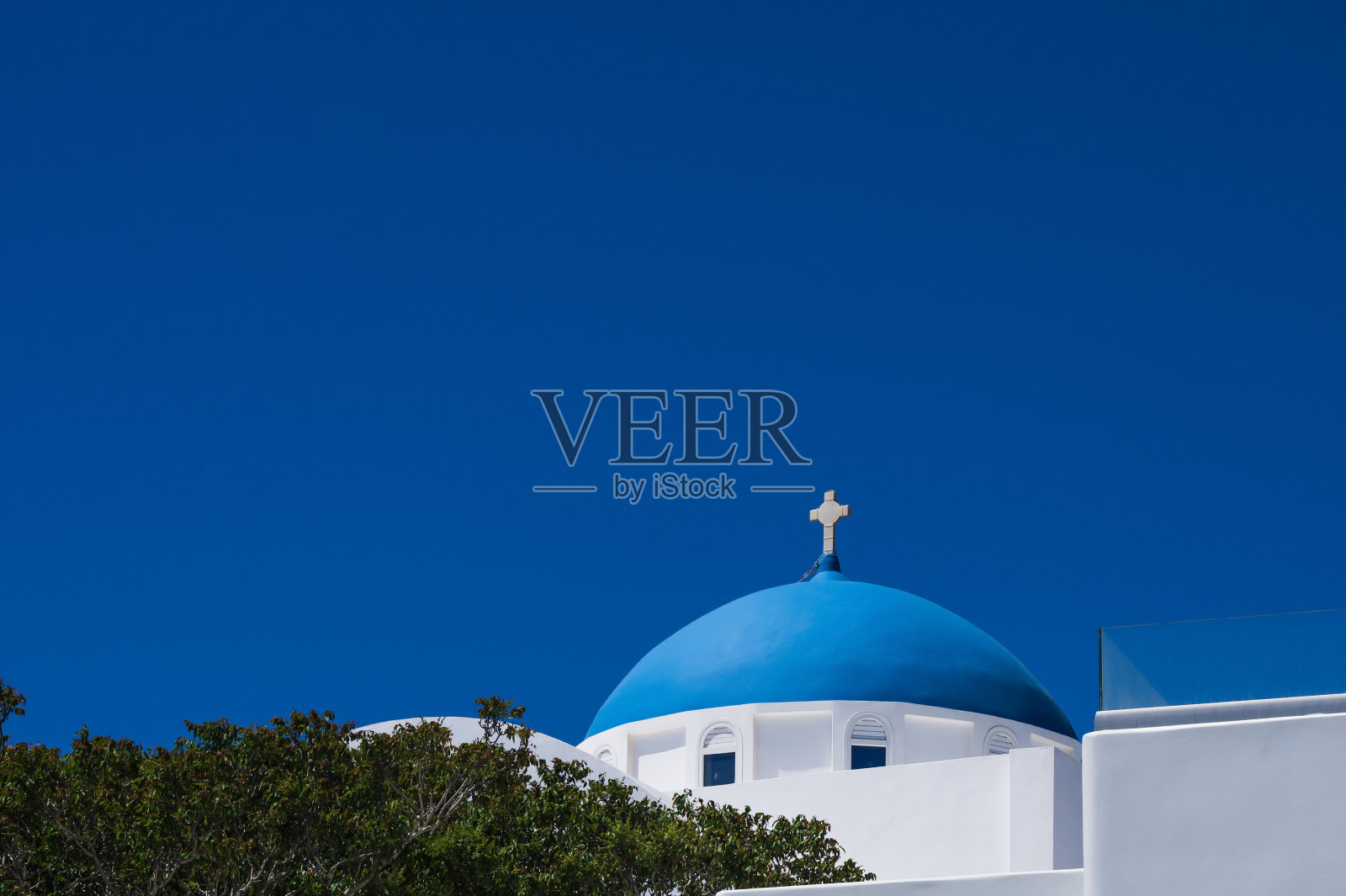 圣托里尼岛的白色传统希腊东正教教堂，蓝色圆顶。背景是蓝色的天空。照片摄影图片