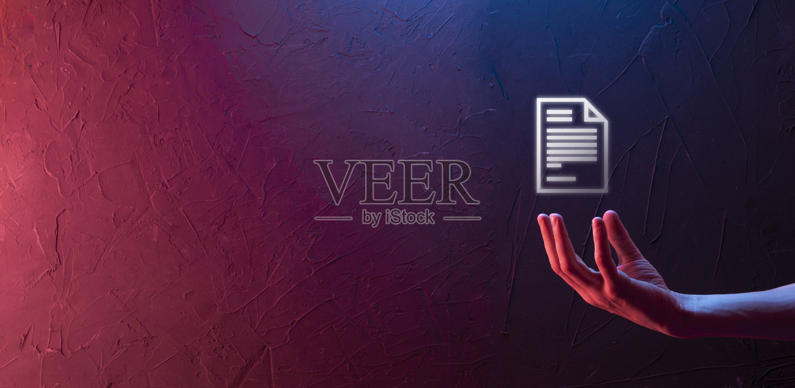 男性手握文件图标在蓝色背景。文件管理数据系统业务互联网技术概念。企业数据管理系统DMS照片摄影图片