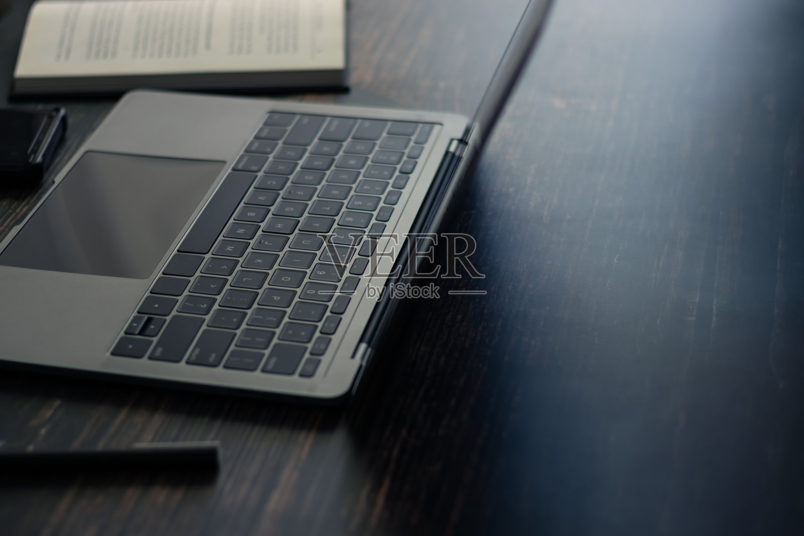 工作或使用笔记本电脑和学习或学习书本的概念照片摄影图片