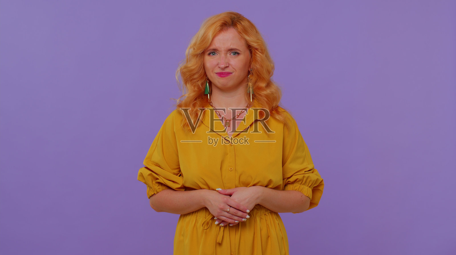 不满的红发女孩询问失败的原因，表示不相信，愤怒，感到无聊照片摄影图片