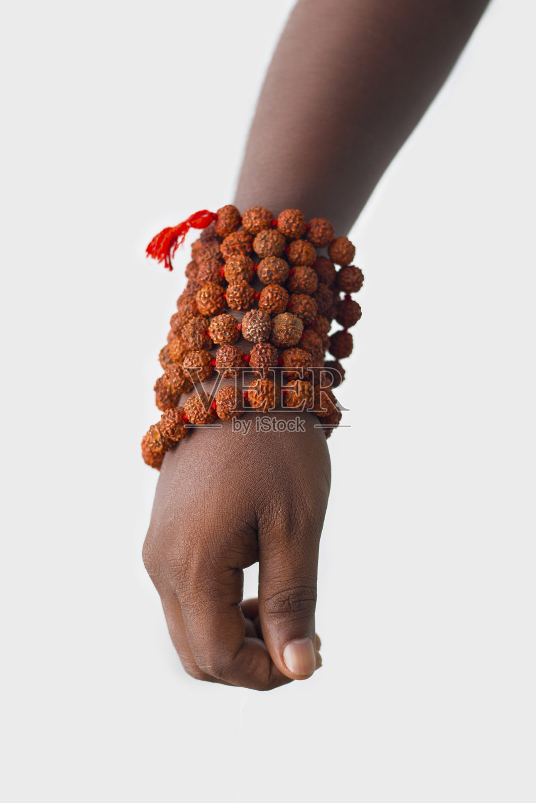 手拿Rudraksha念珠诵经。照片摄影图片