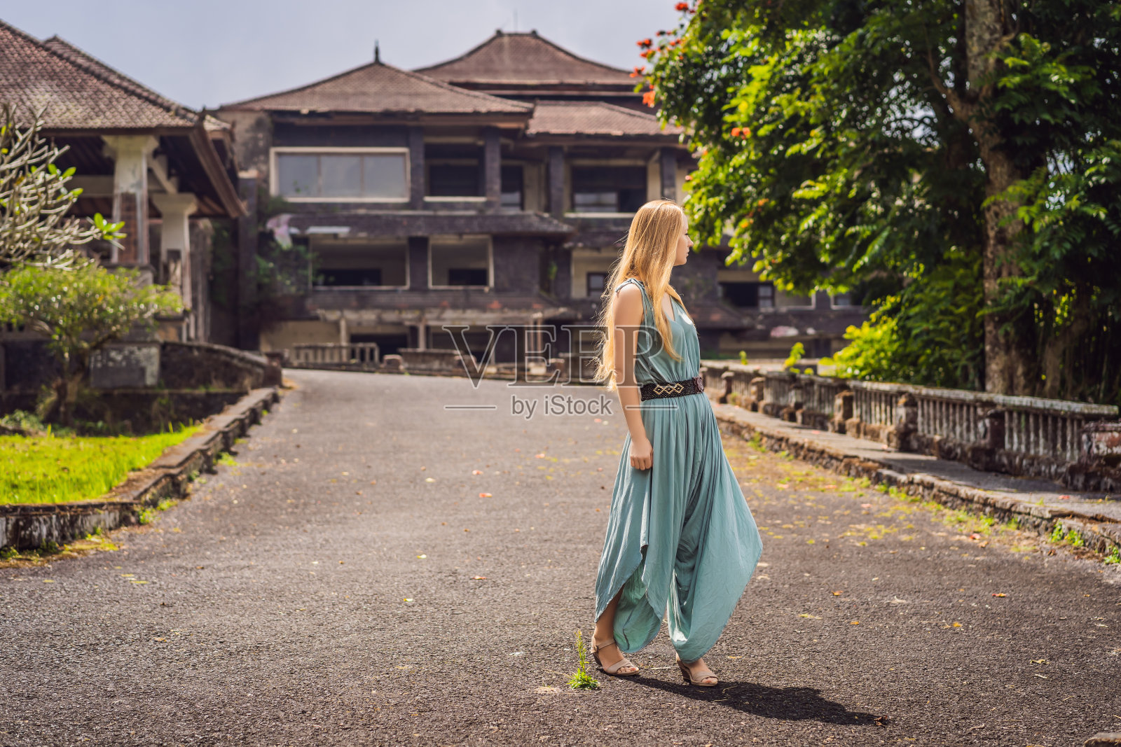 一名女游客在贝都古尔被遗弃的神秘酒店。印度尼西亚,巴厘岛。巴厘岛旅游的概念照片摄影图片