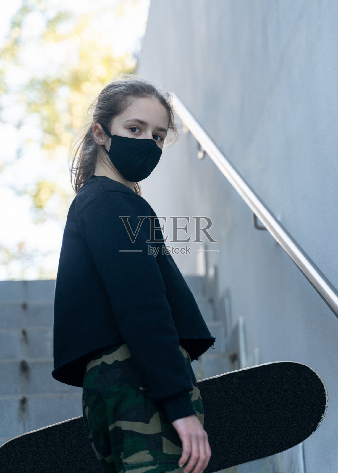 戴着防护面具的少女照片摄影图片