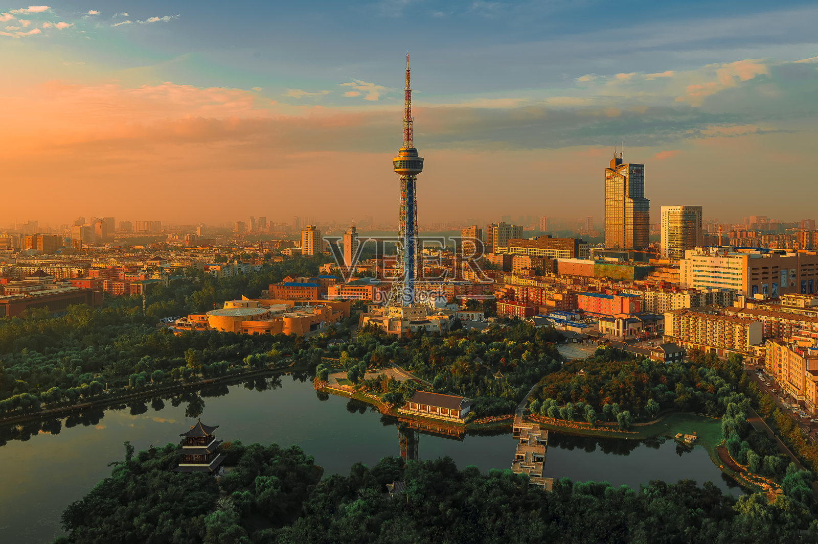 沐浴在晨光中的中国长春的城市景观照片摄影图片