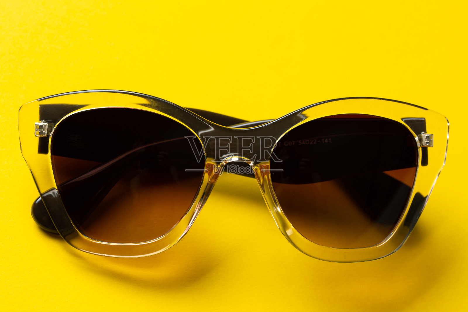 黄色背景上的太阳镜。紫外线保护。照片摄影图片