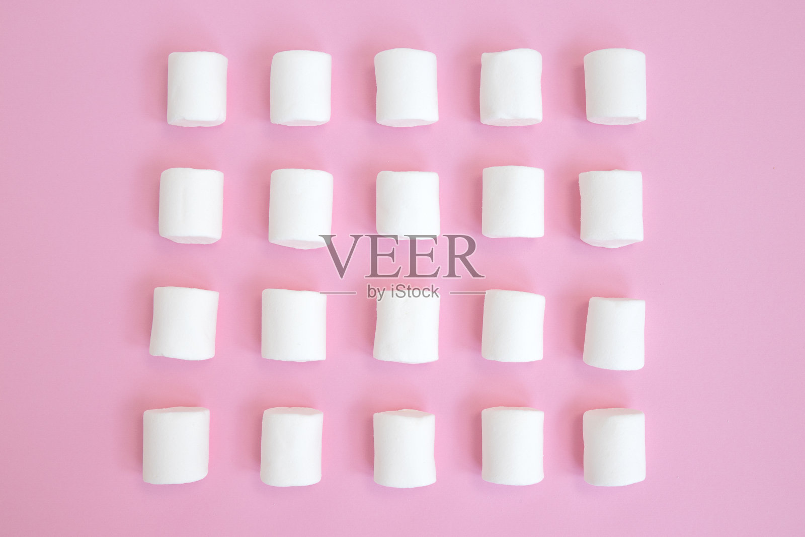 白色棉花糖粉红色背景，俯视图照片摄影图片