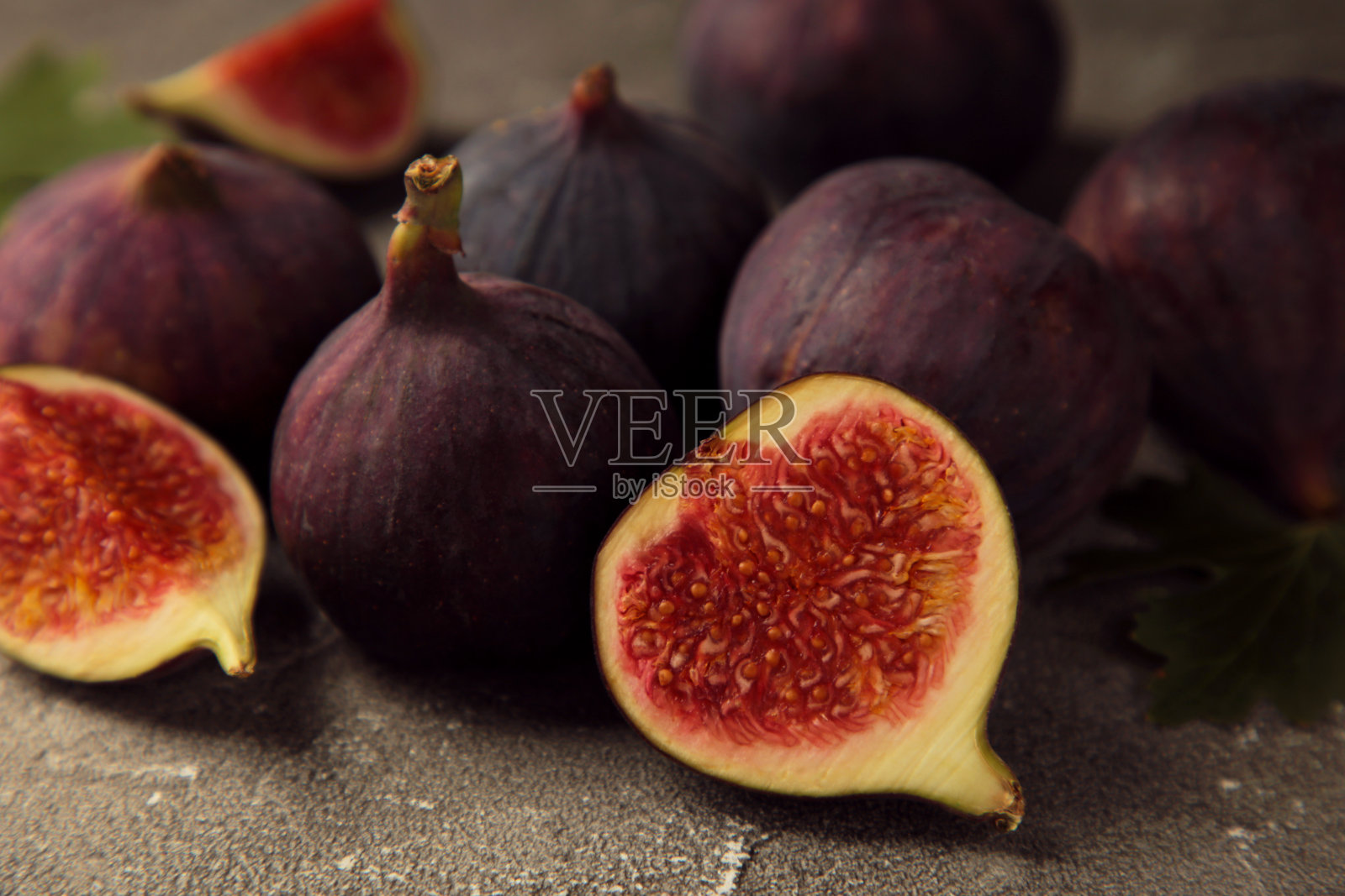 灰色背景上新鲜成熟的无花果。热带水果照片摄影图片