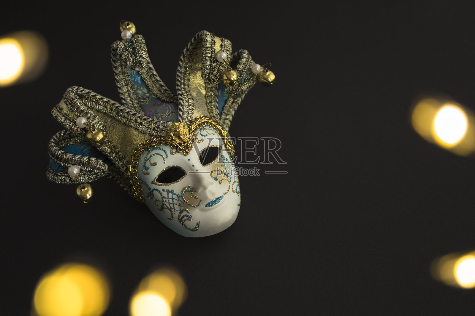 黑色背景上的威尼斯狂欢节面具。特写镜头。前视图。照片摄影图片