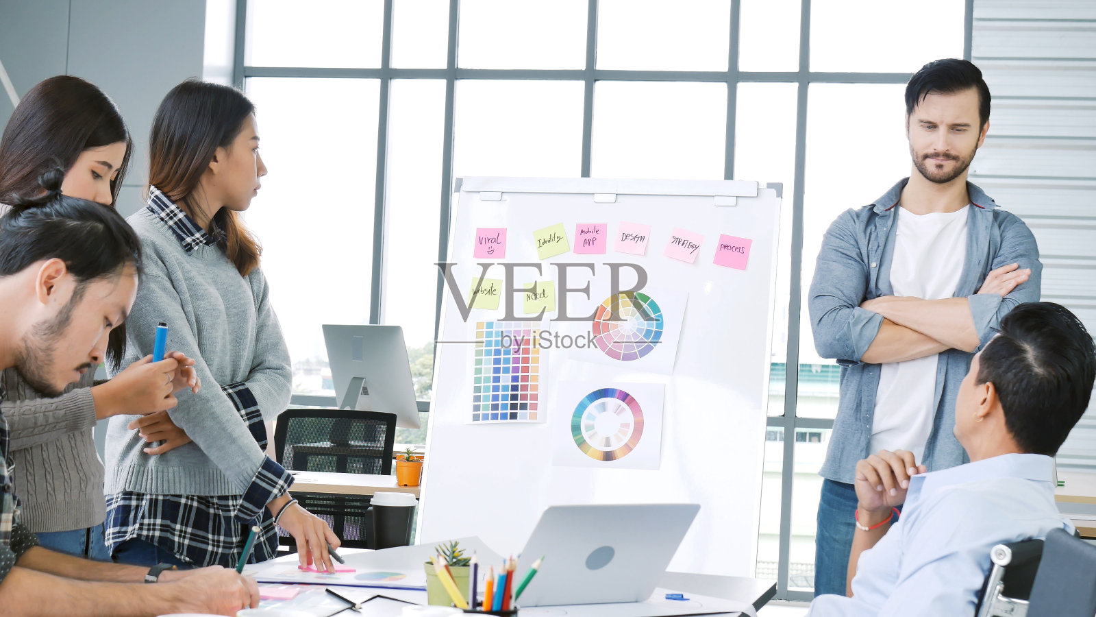 多元化多民族团队商务人员在会议室进行头脑风暴商务图、图表。多元文化团队合作合作业务团队一起开会信任伙伴照片摄影图片