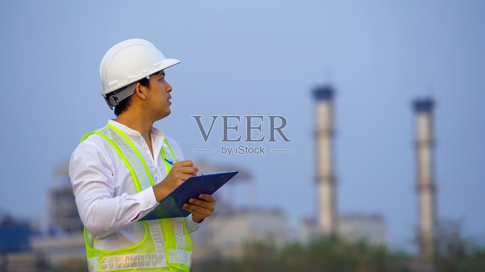 男工程师在工厂现场工作照片摄影图片