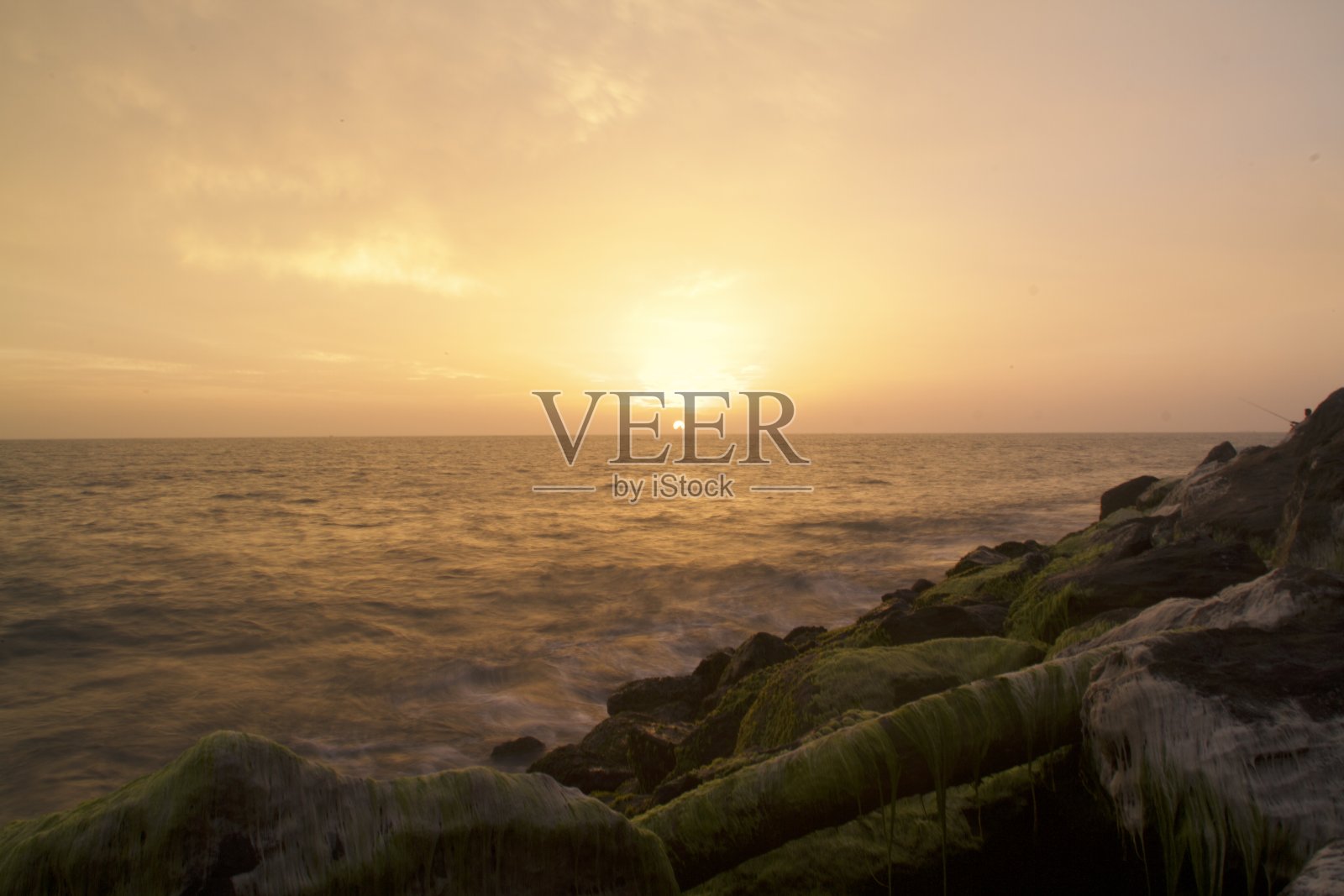 长时间在海滩上晒太阳照片摄影图片