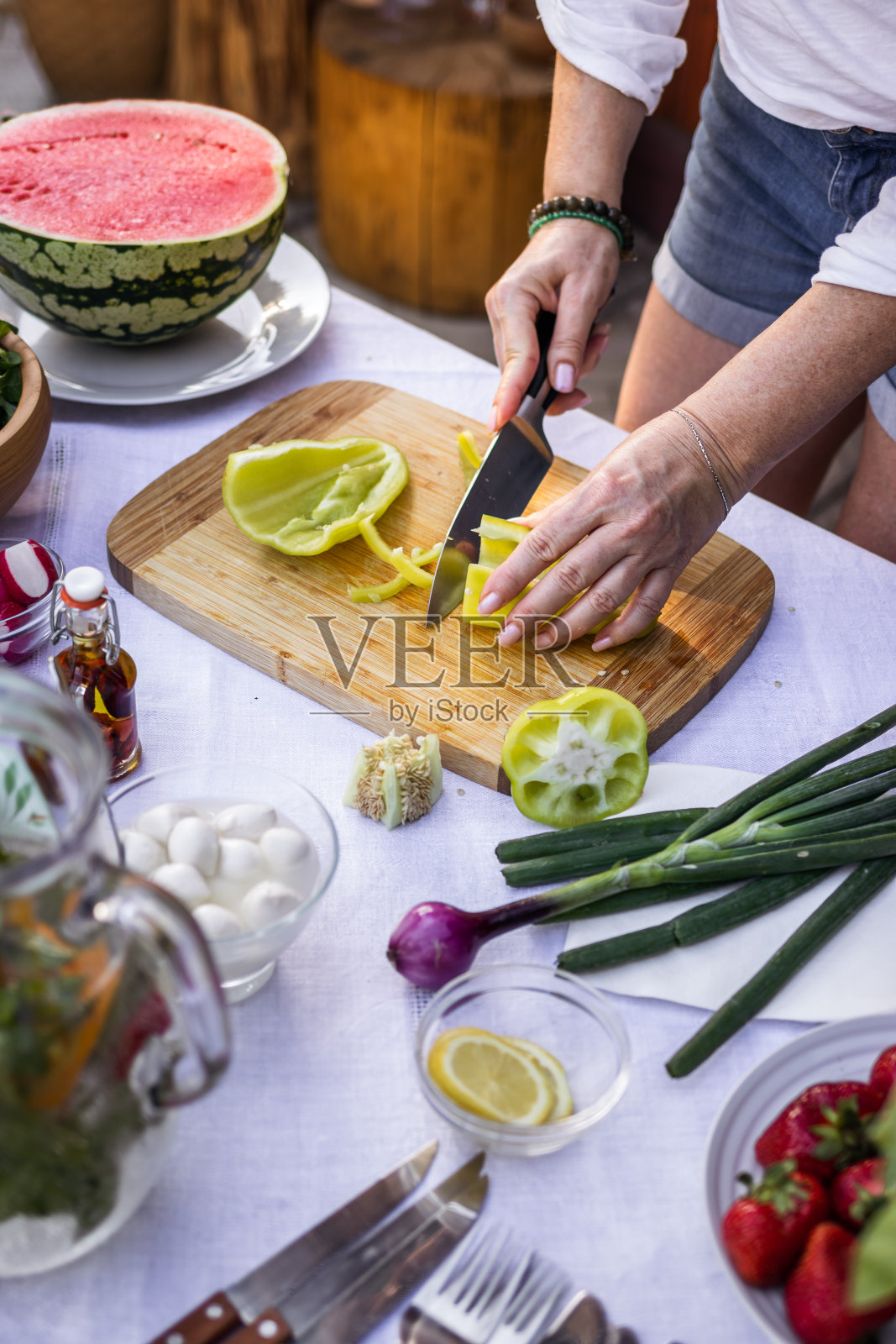 烹饪蔬菜沙拉的女人照片摄影图片
