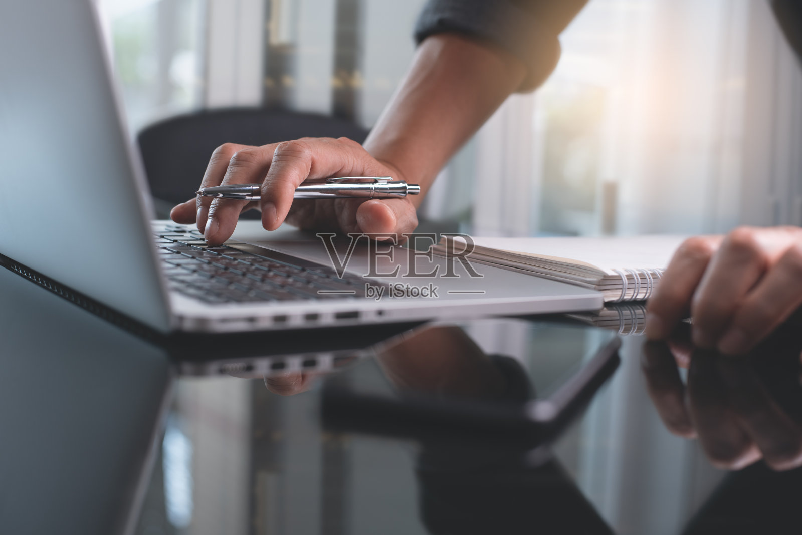 在办公室工作照片摄影图片