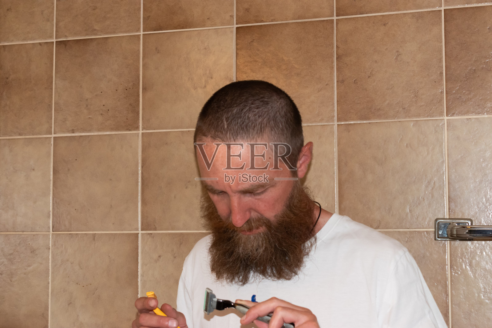 有胡子和剃须刀的男人照片摄影图片