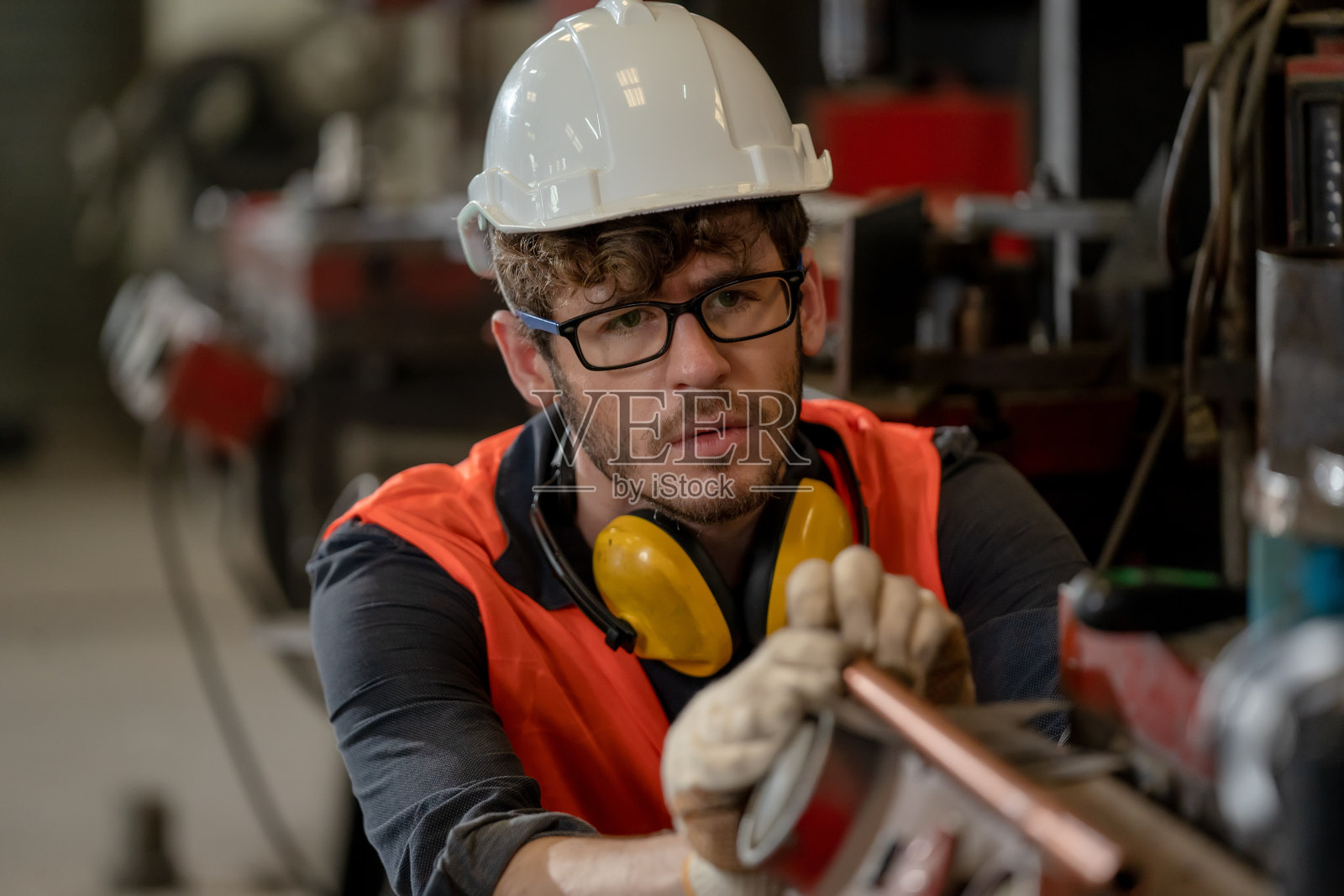 技术人员和工程师检查机器的过程。照片摄影图片