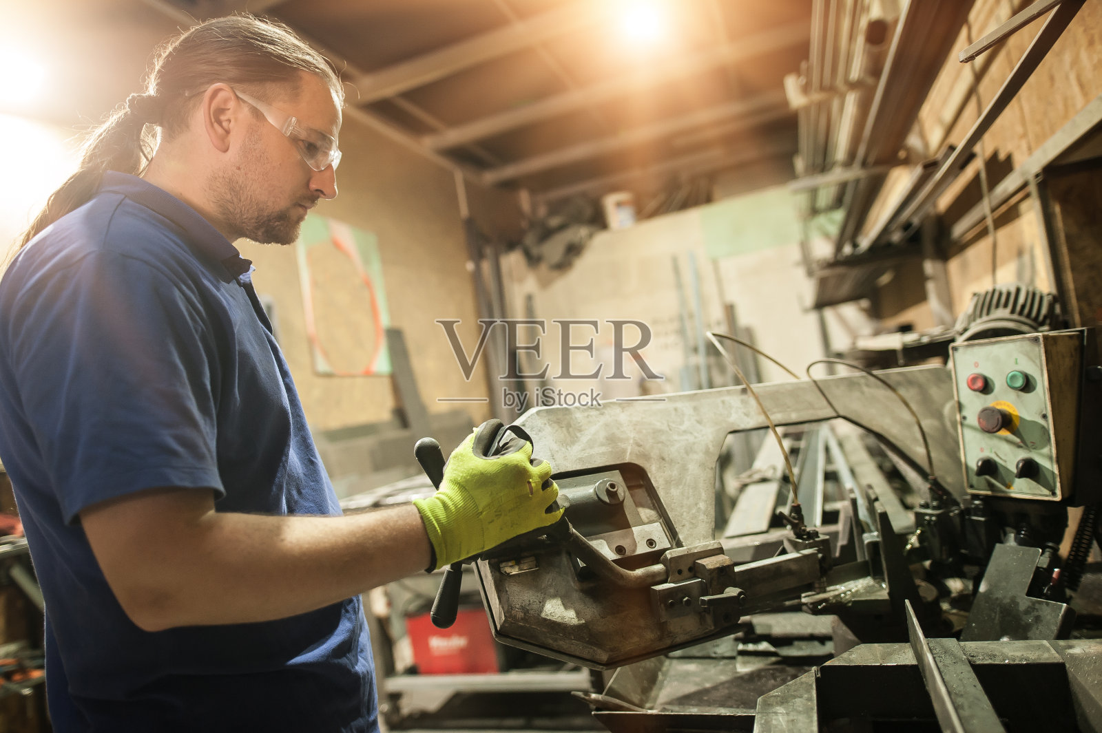 在工厂里从事钢结构工作的工匠照片摄影图片