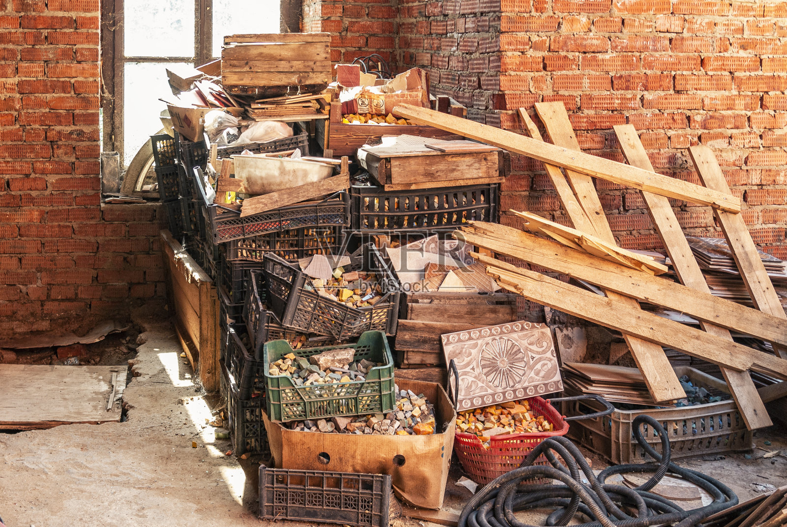 仓库里有五颜六色的马赛克石头，盒子，木板和瓷砖照片摄影图片