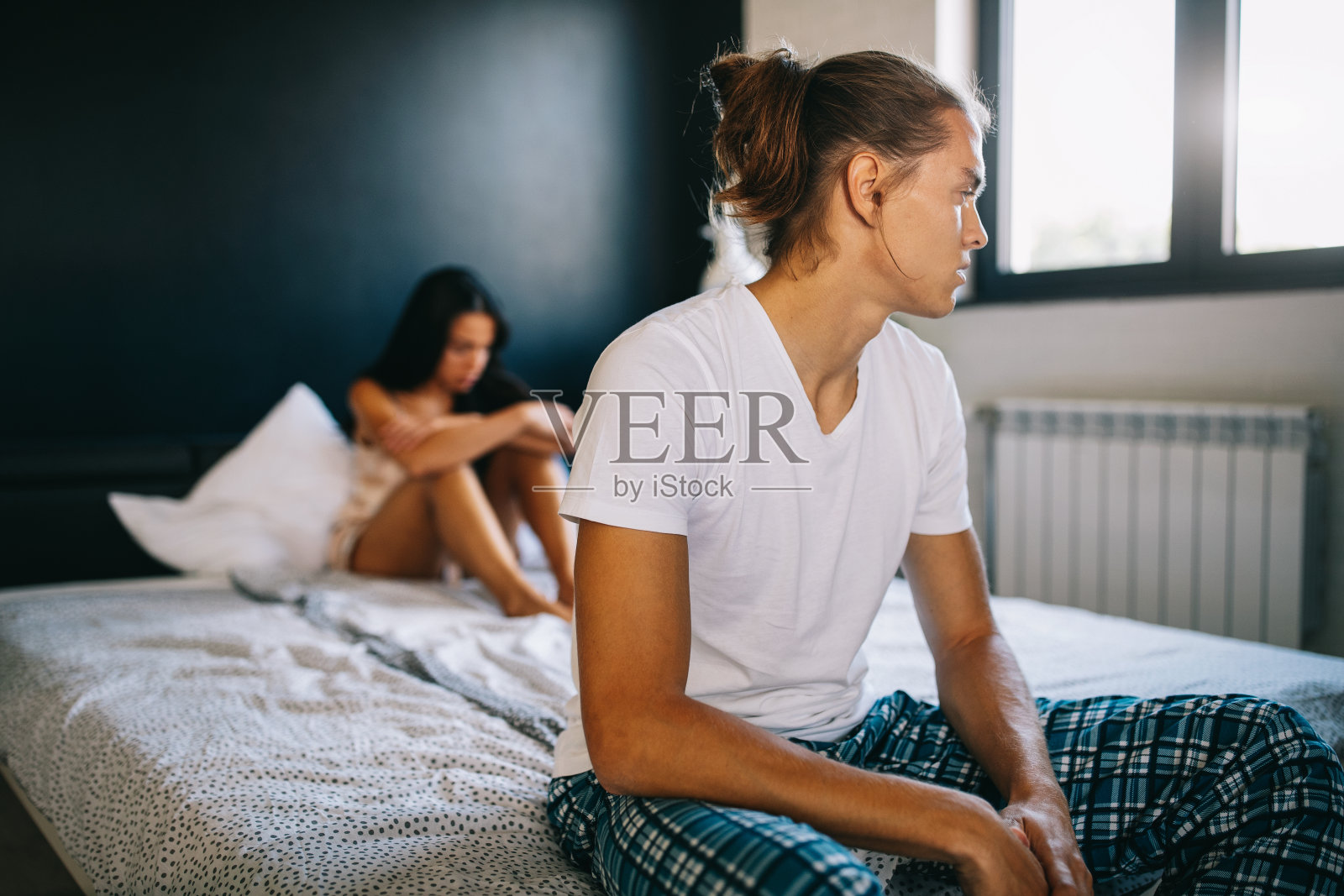 年轻夫妇在床上遇到问题和危机，面临离婚和分居照片摄影图片