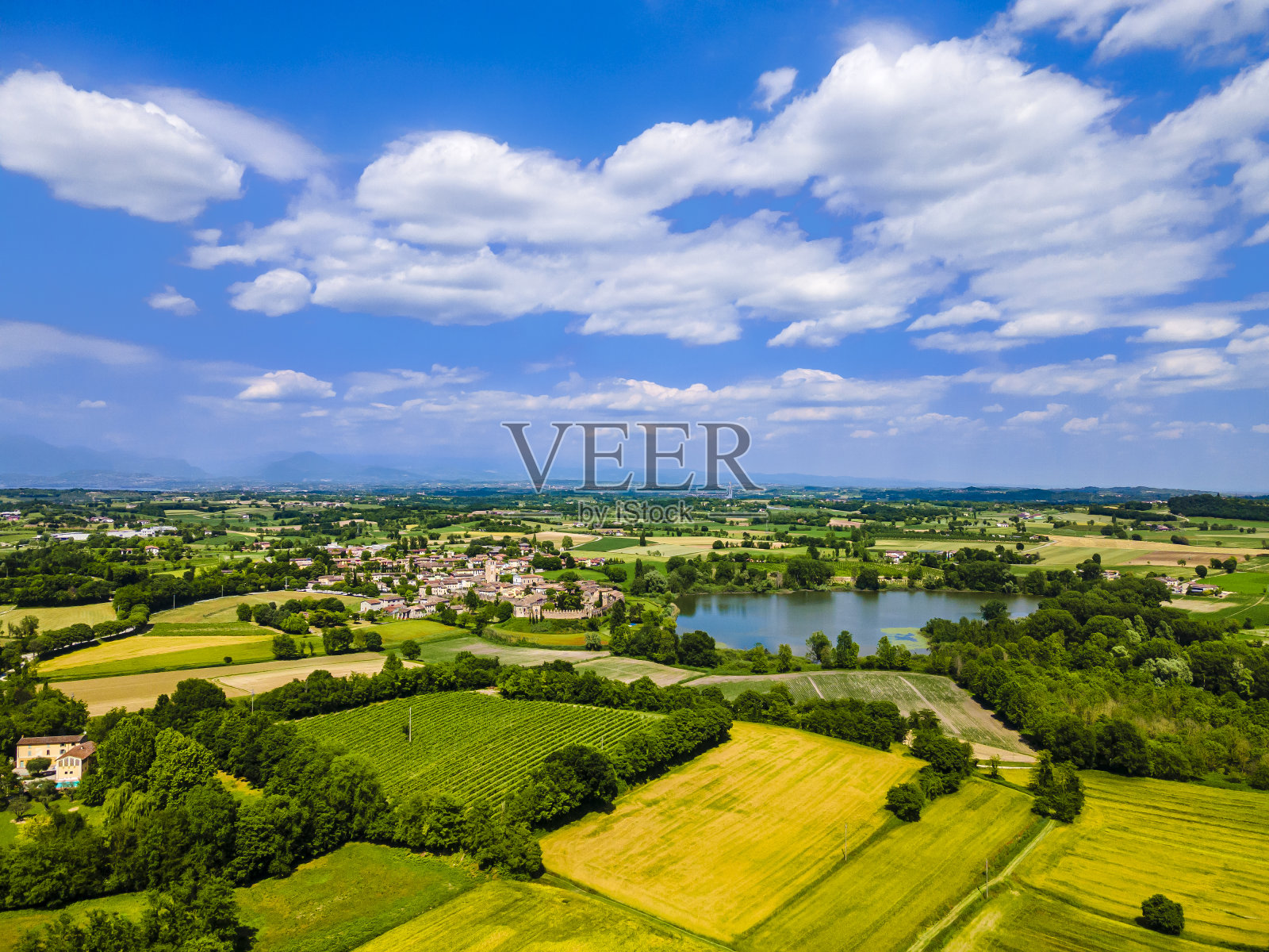 拉古塞罗城堡和它的湖，伦巴第，意大利照片摄影图片