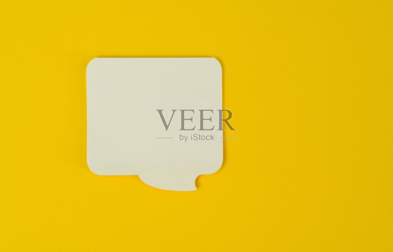 在黄色背景上的纸演讲气泡照片摄影图片