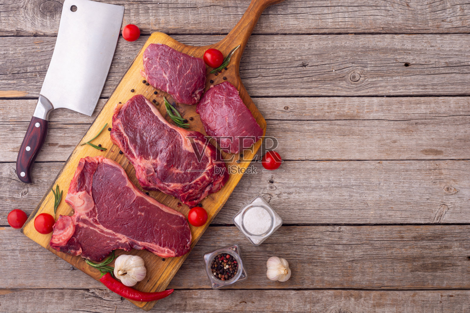 各种各样的牛排。丁字骨，肋眼肉和菲力牛排照片摄影图片