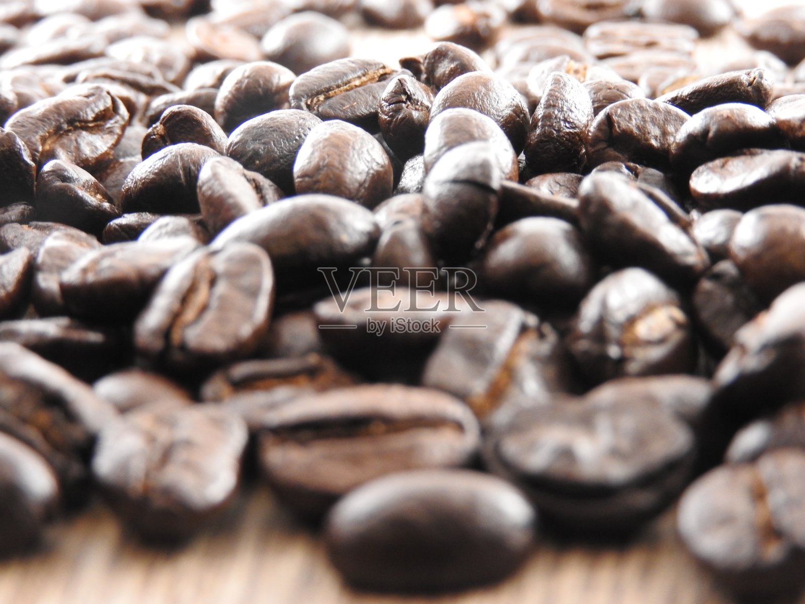 烘焙咖啡豆背景。它可以被制成各种饮料，比如拿铁，卡布奇诺，意式浓缩咖啡。照片摄影图片