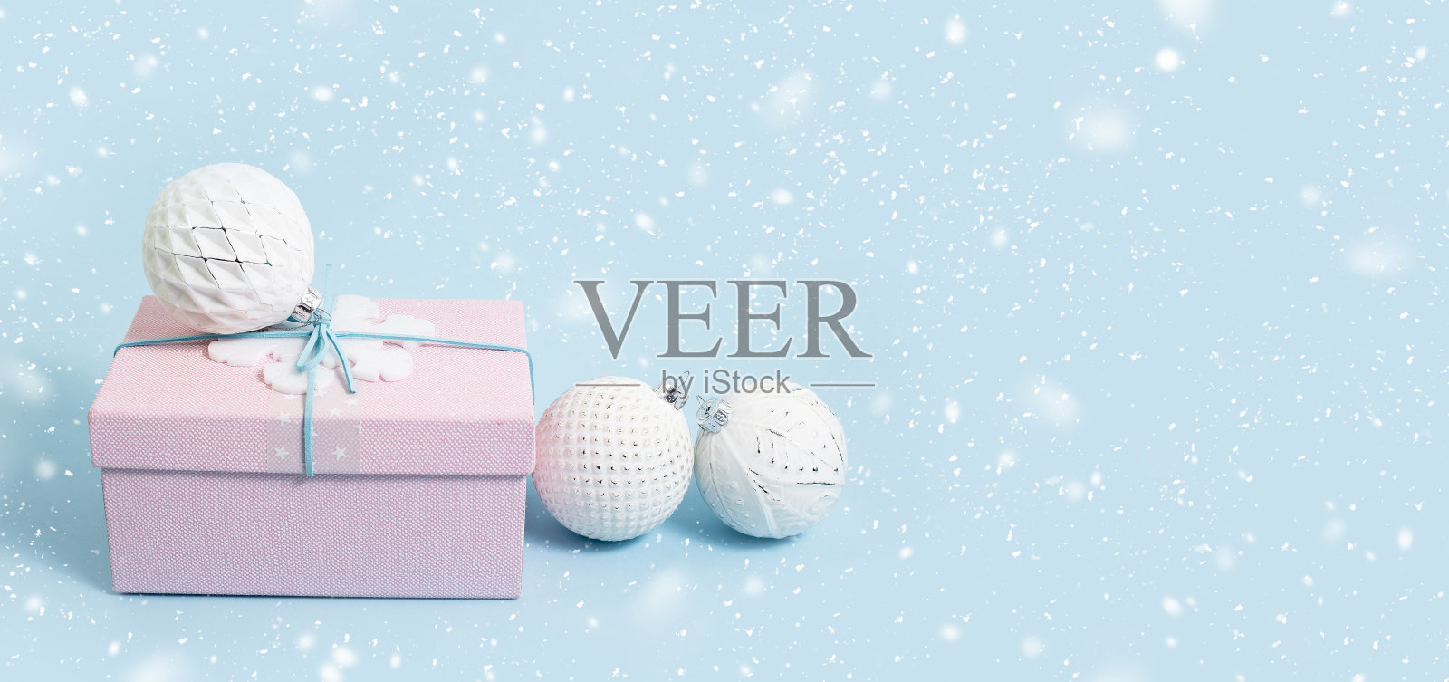 粉红色的圣诞礼品盒与白色的小玩意在蓝色照片摄影图片