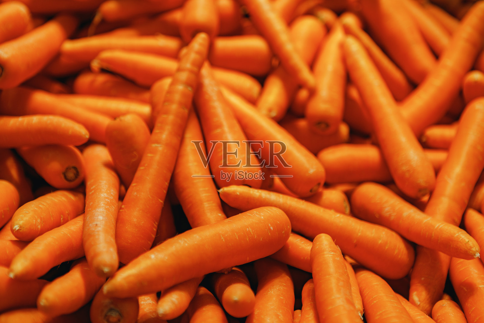 超市柜台上的一串新鲜胡萝卜照片摄影图片