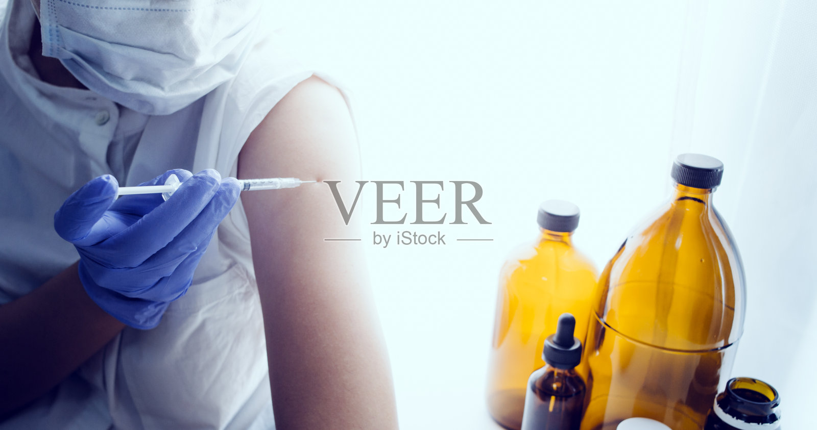 医药和注射器在桌子背景，保健和医疗。照片摄影图片