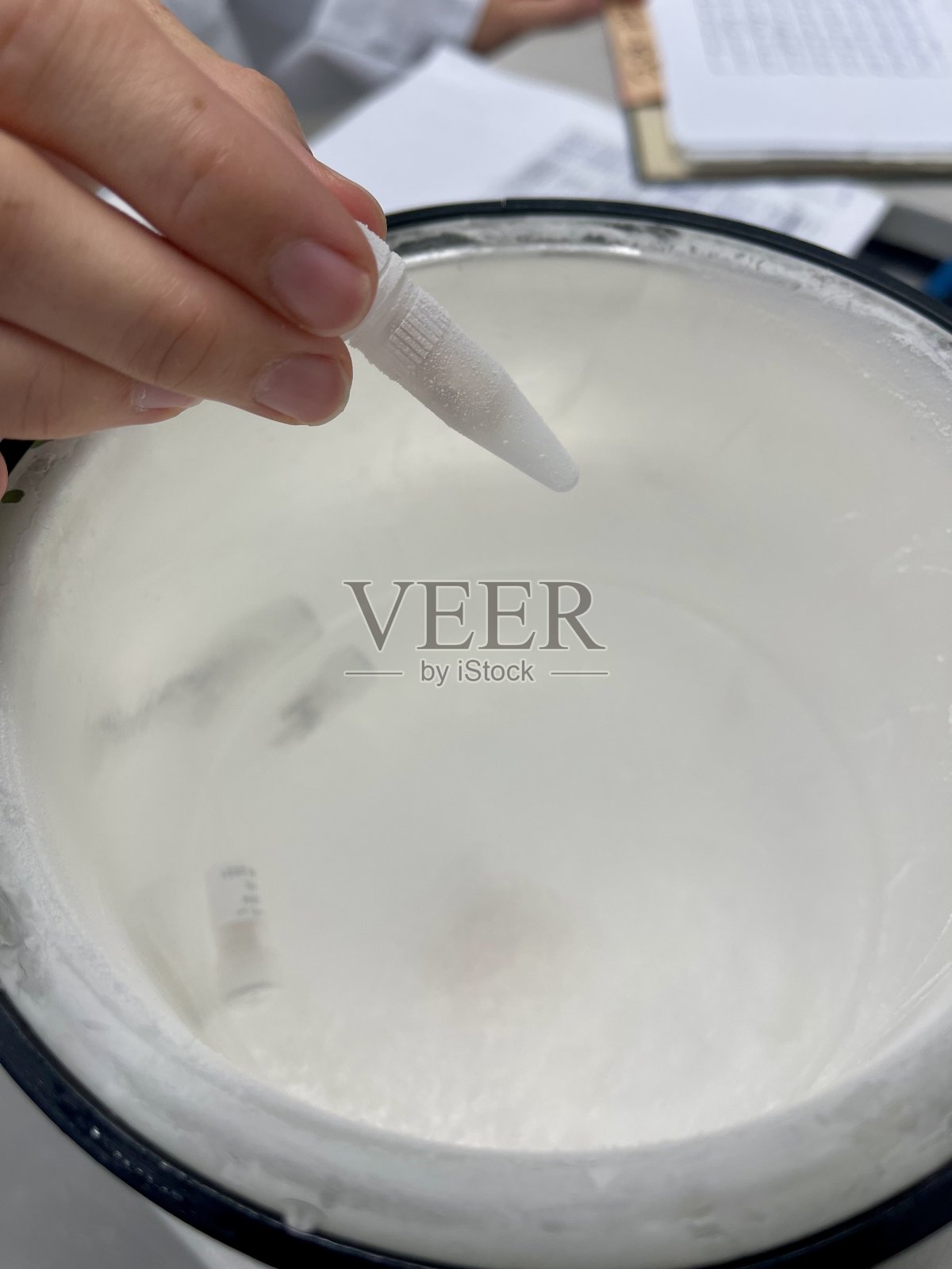 用液氮制备样品照片摄影图片