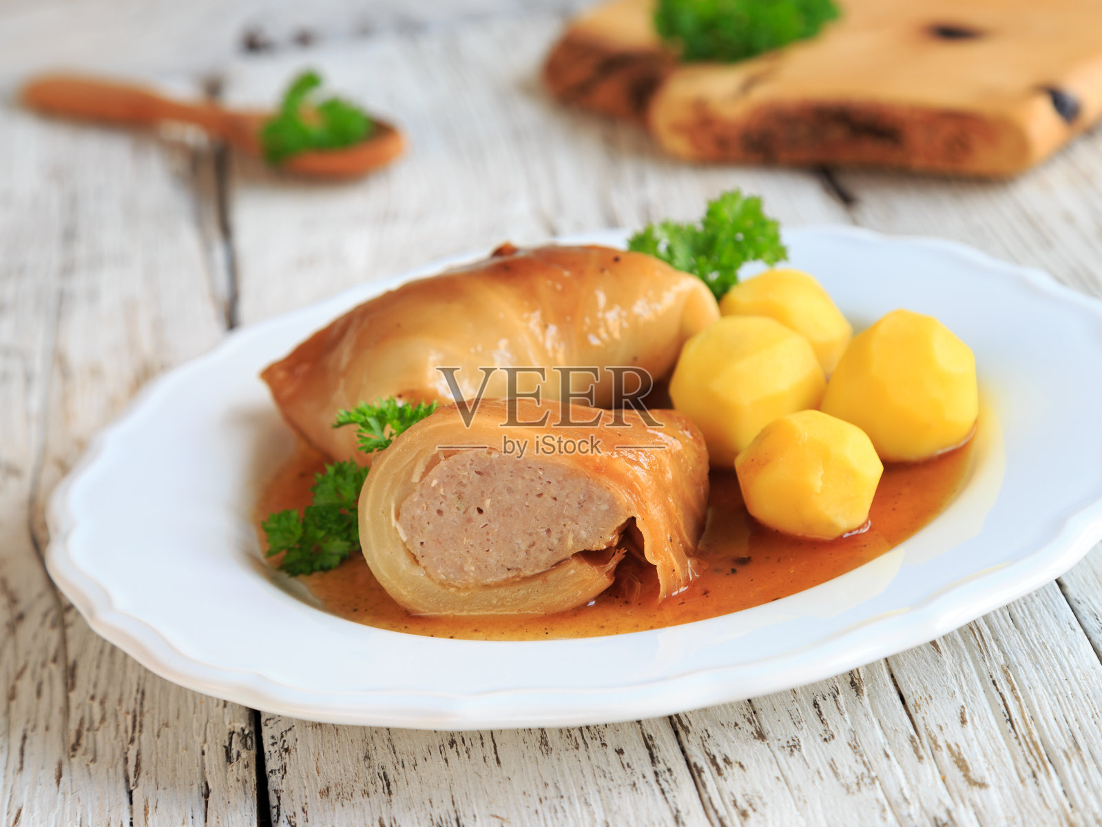 自制的卷心菜土豆卷照片摄影图片