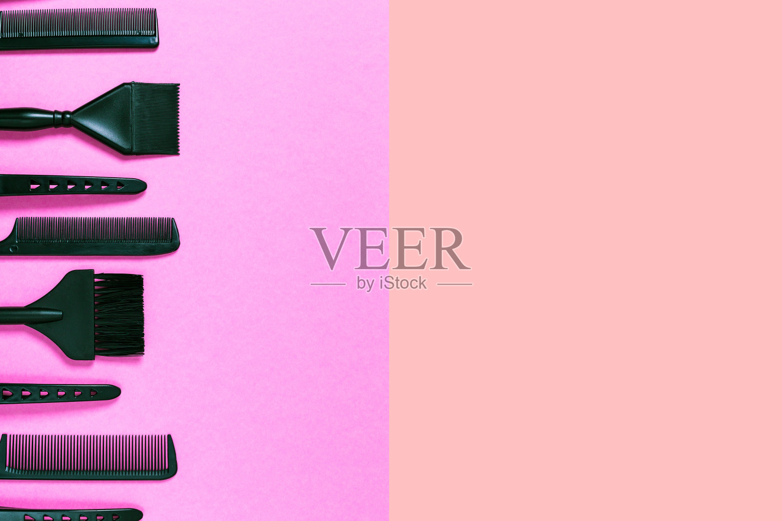 梳子和漂白刷子在彩色蜡纸上照片摄影图片