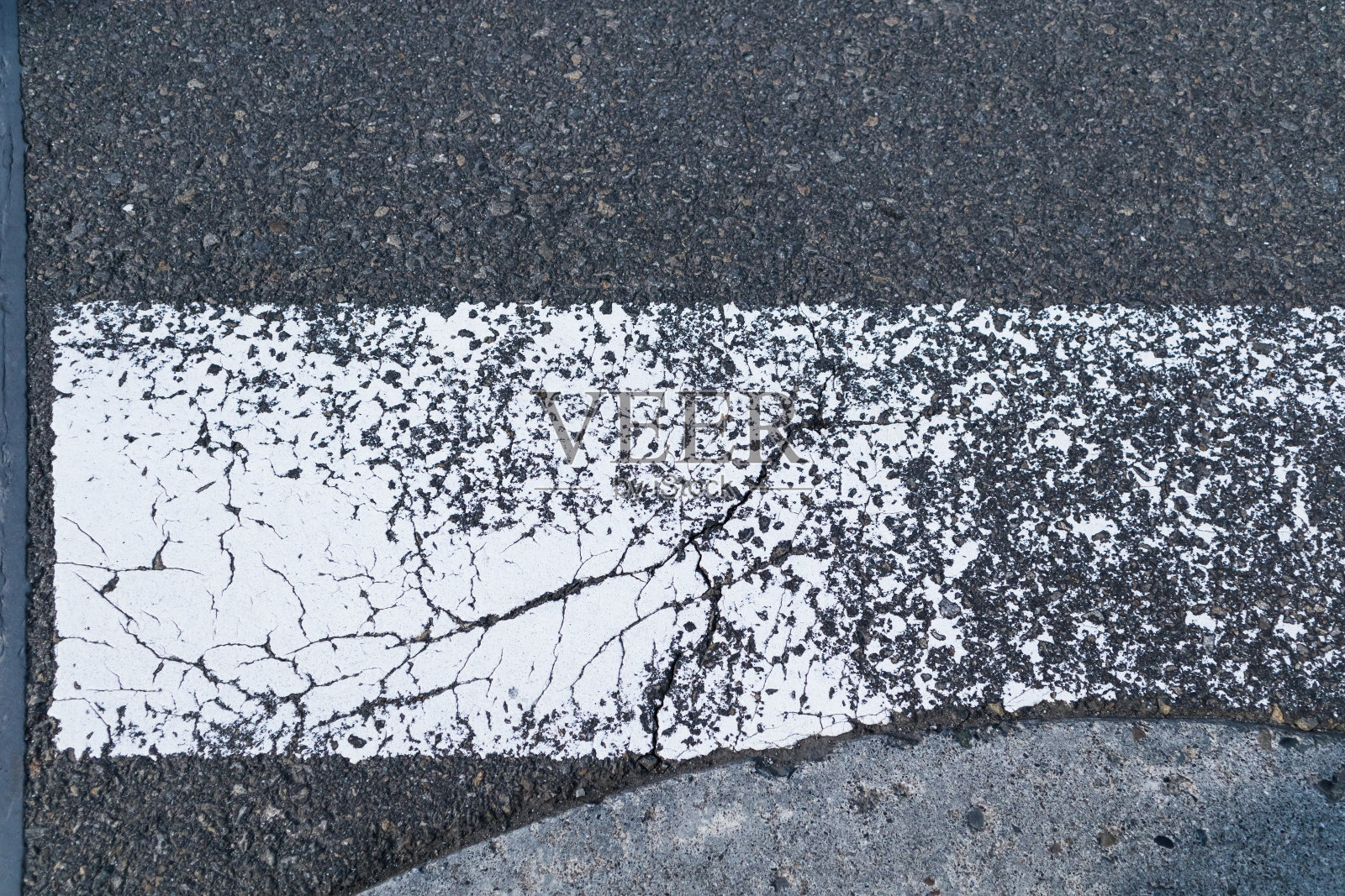 斑马线与一些褪色的沥青道路特写视图照片摄影图片