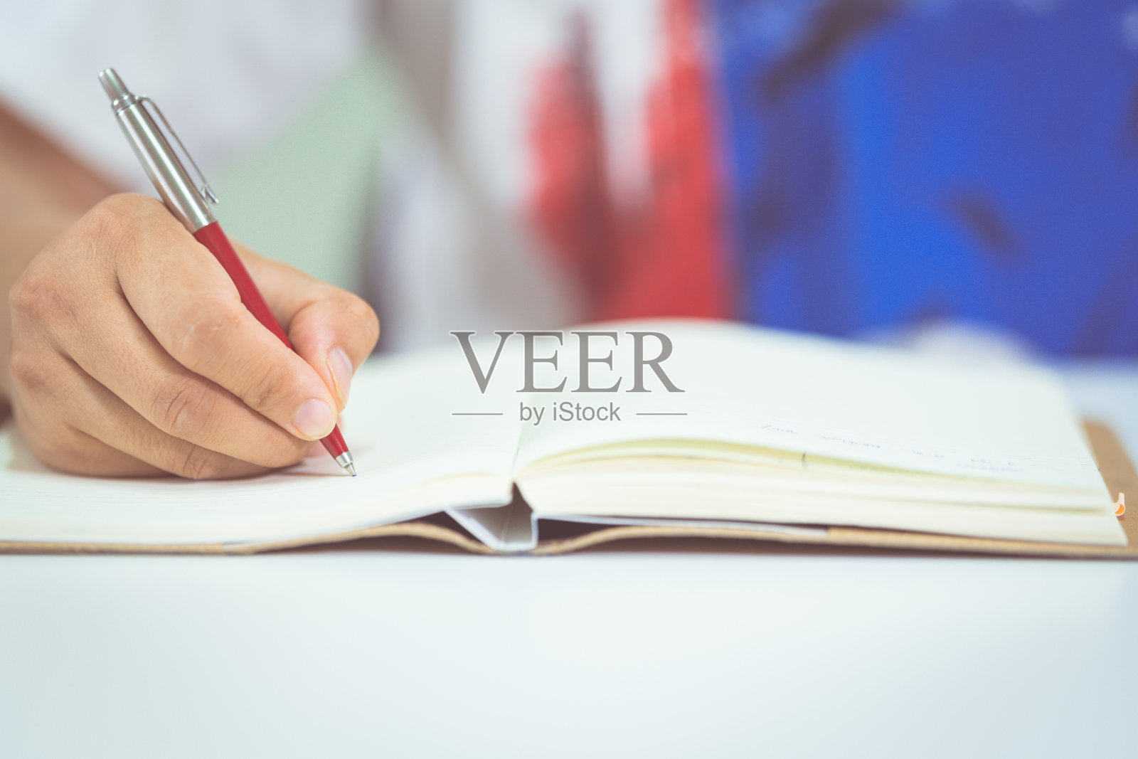 图为一名男学生在家里用智能手机记笔记照片摄影图片