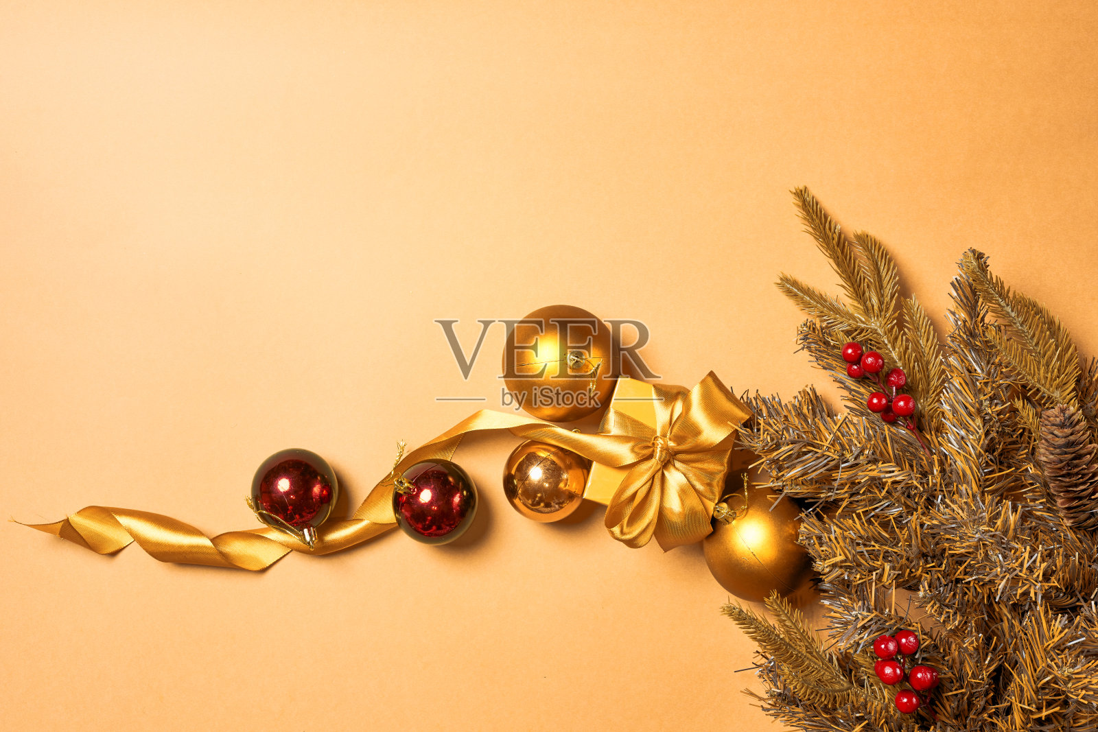 圣诞背景与冷杉枝和节日装饰照片摄影图片