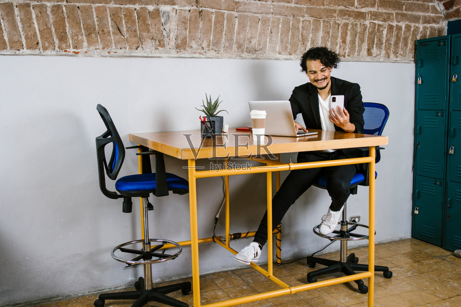 一个在墨西哥城办公室用电脑工作的拉丁人照片摄影图片