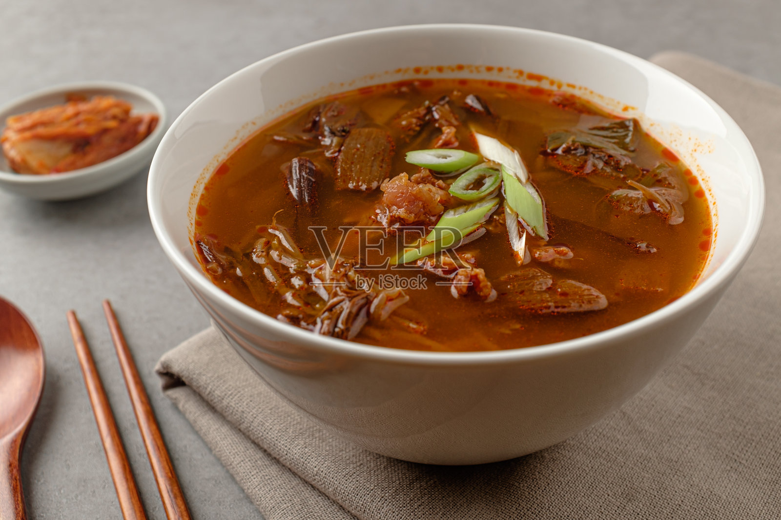 碗里汤的特写镜头照片摄影图片