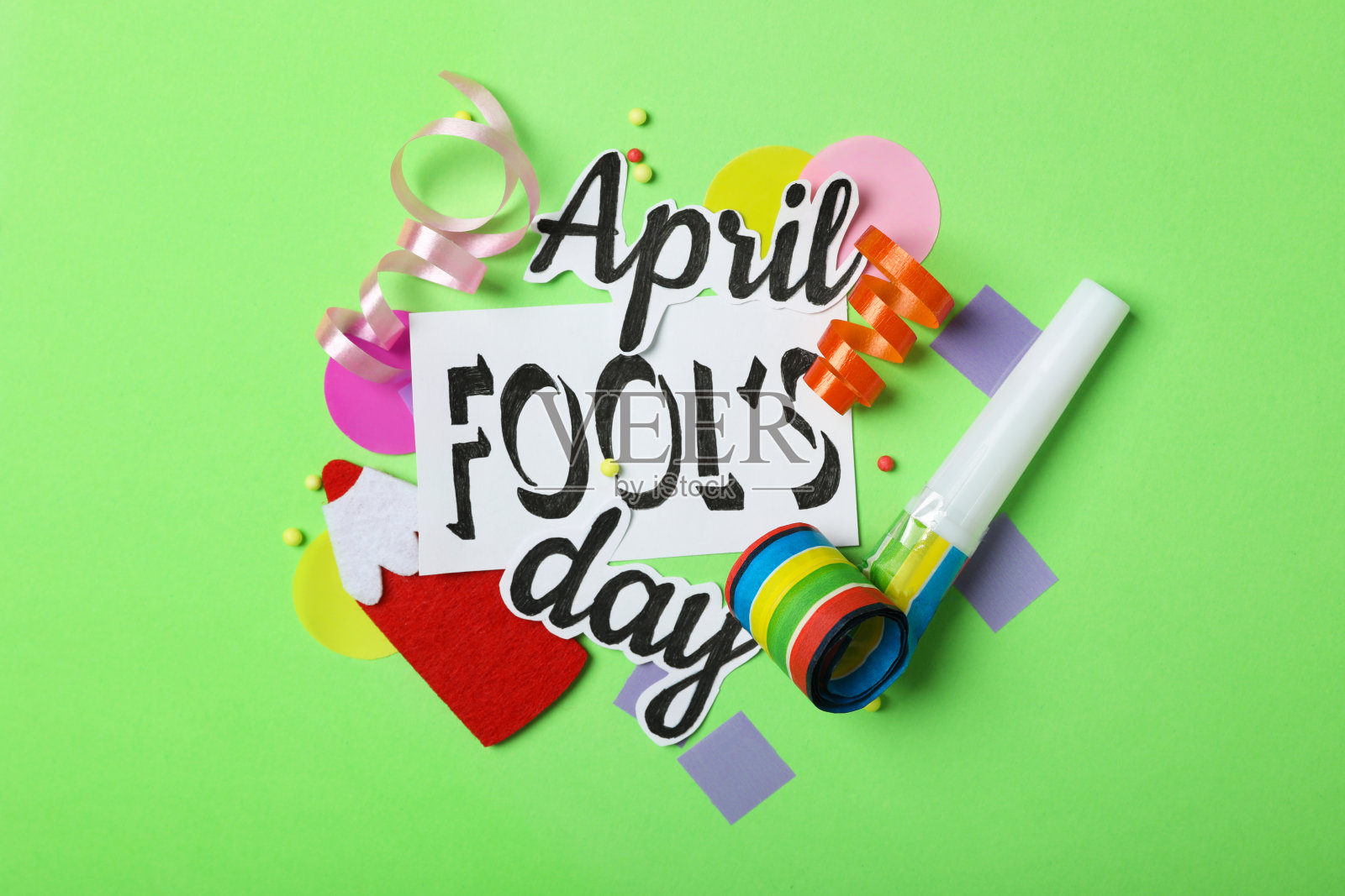 在绿色背景上平铺文字愚人节和派对项目的作文照片摄影图片