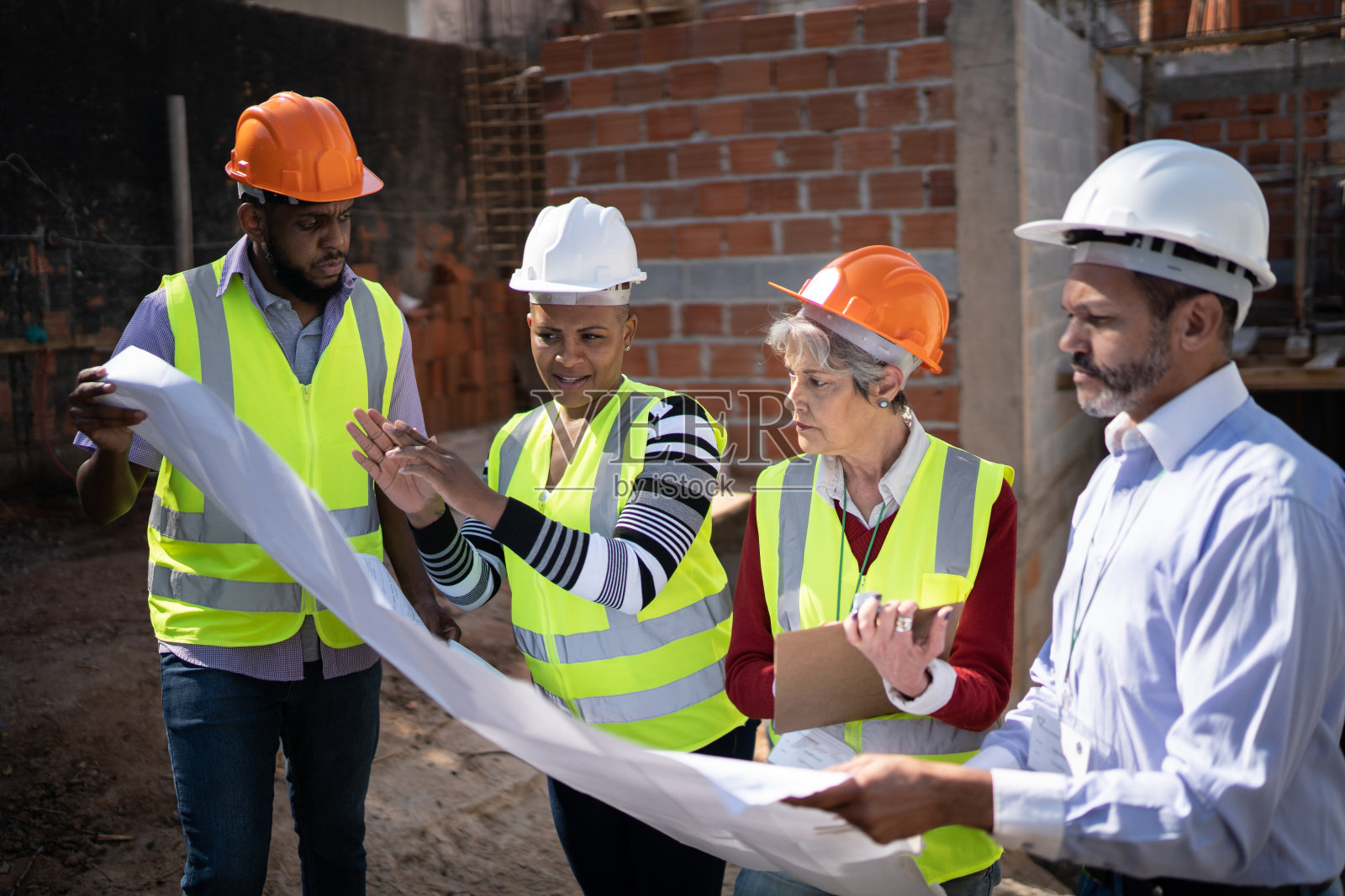 建筑工人讨论建筑计划照片摄影图片