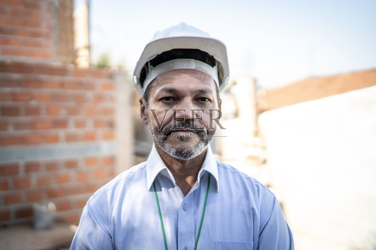 一名工程师或建筑师在建筑工地的肖像照片摄影图片