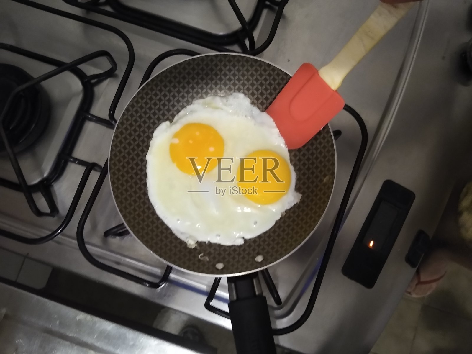 在厨房的平底锅里煎鸡蛋照片摄影图片